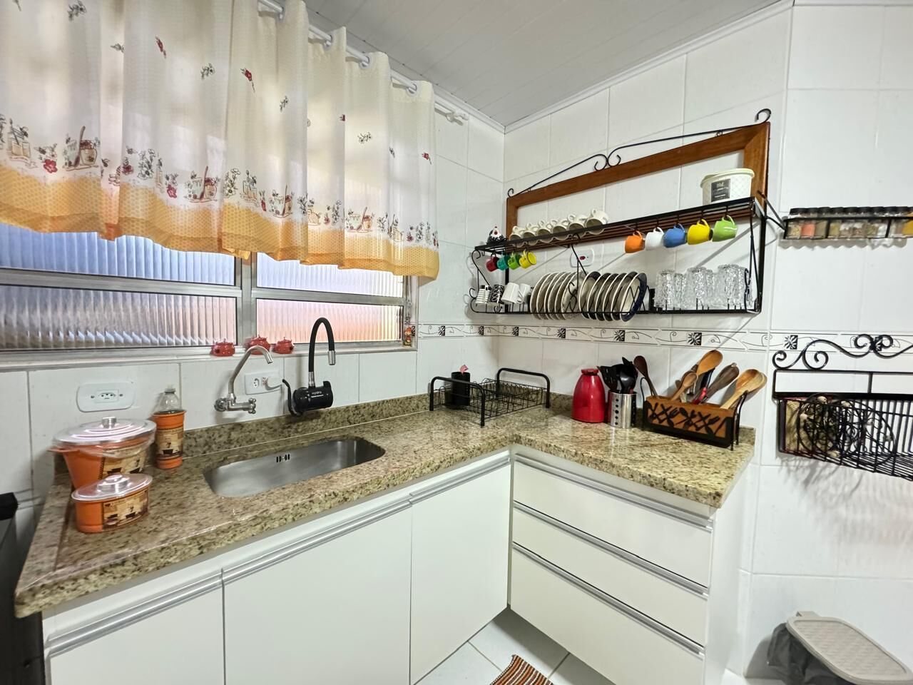 Premium House | Private kitchen | Full-sized fridge, microwave, oven, stovetop