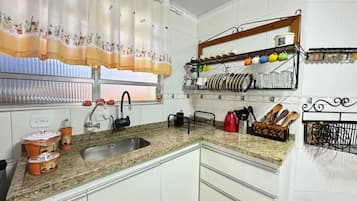 Premium House | Private kitchen | Full-size fridge, microwave, oven, stovetop