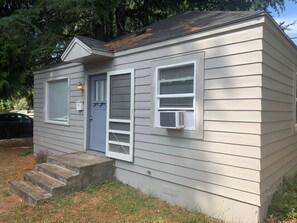 Exterior detail - Charming 1bdm cottage with AC & WiFi in Corvallis - Close to OSU Campus (Corvallis)