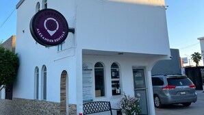 Un bâtiment blanc sur lequel on peut lire l’inscription « Alexander Rentals ».