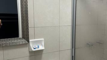 Kamar Double Superior | Kamar mandi | Shower, sabun, dan tisu toilet