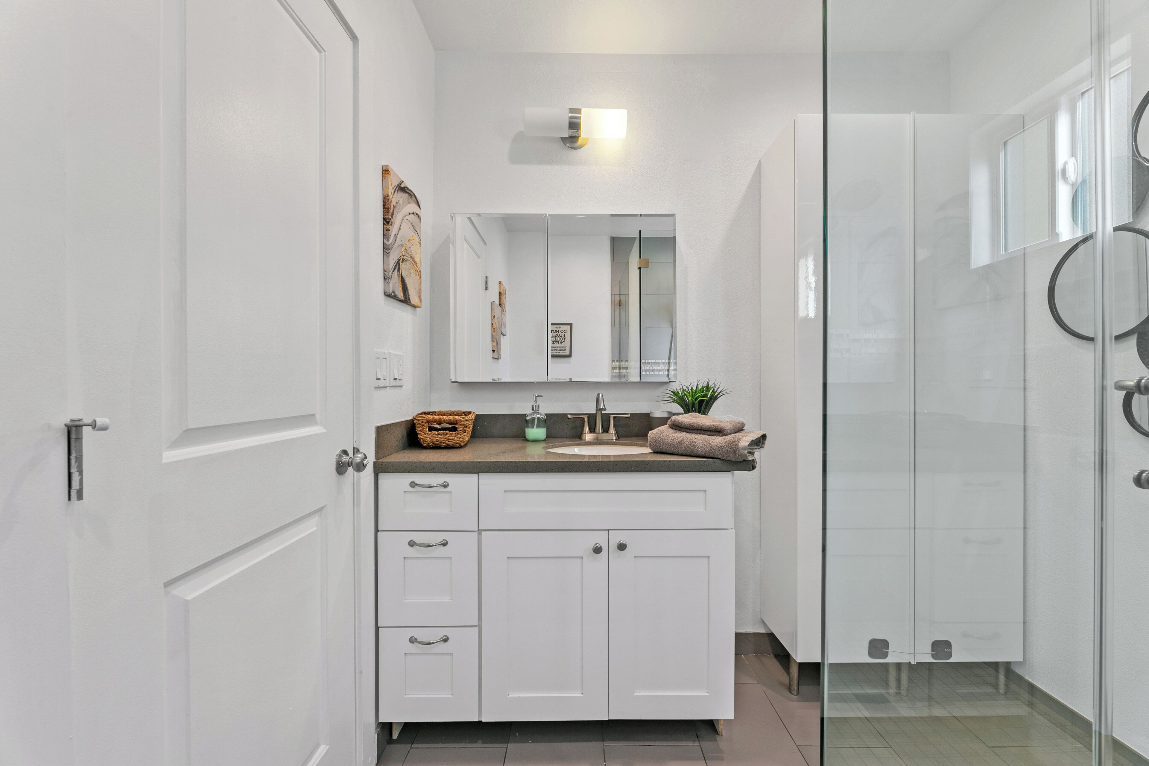 Charming 1BR Bungalow in Prime LA Spot!