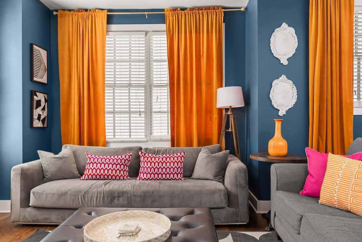 TV connectée, cheminée, livres