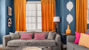 TV connectée, cheminée, livres