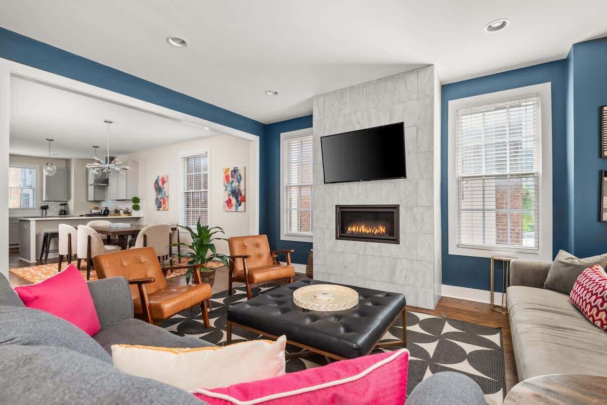 智能电视、壁炉、书