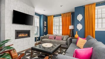 TV connectée, cheminée, livres