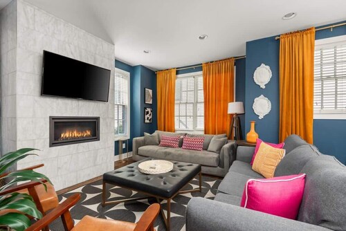 The Aurora: Vibrant Home with Nashville Skyline