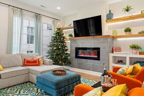 智能电视、壁炉、电子游戏、书