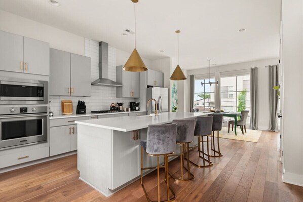 Refrigerador, microondas, horno, placa de cocina