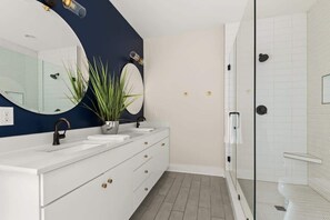 Douche, séchoir à cheveux, serviettes fournies, shampooing