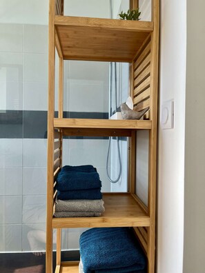 Shower, hair dryer, towels - Cozy and bright accommodation with exposed stonework – Étang au Duc (Vannes)