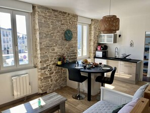 Dining - Cozy and bright accommodation with exposed stonework – Étang au Duc (Vannes)