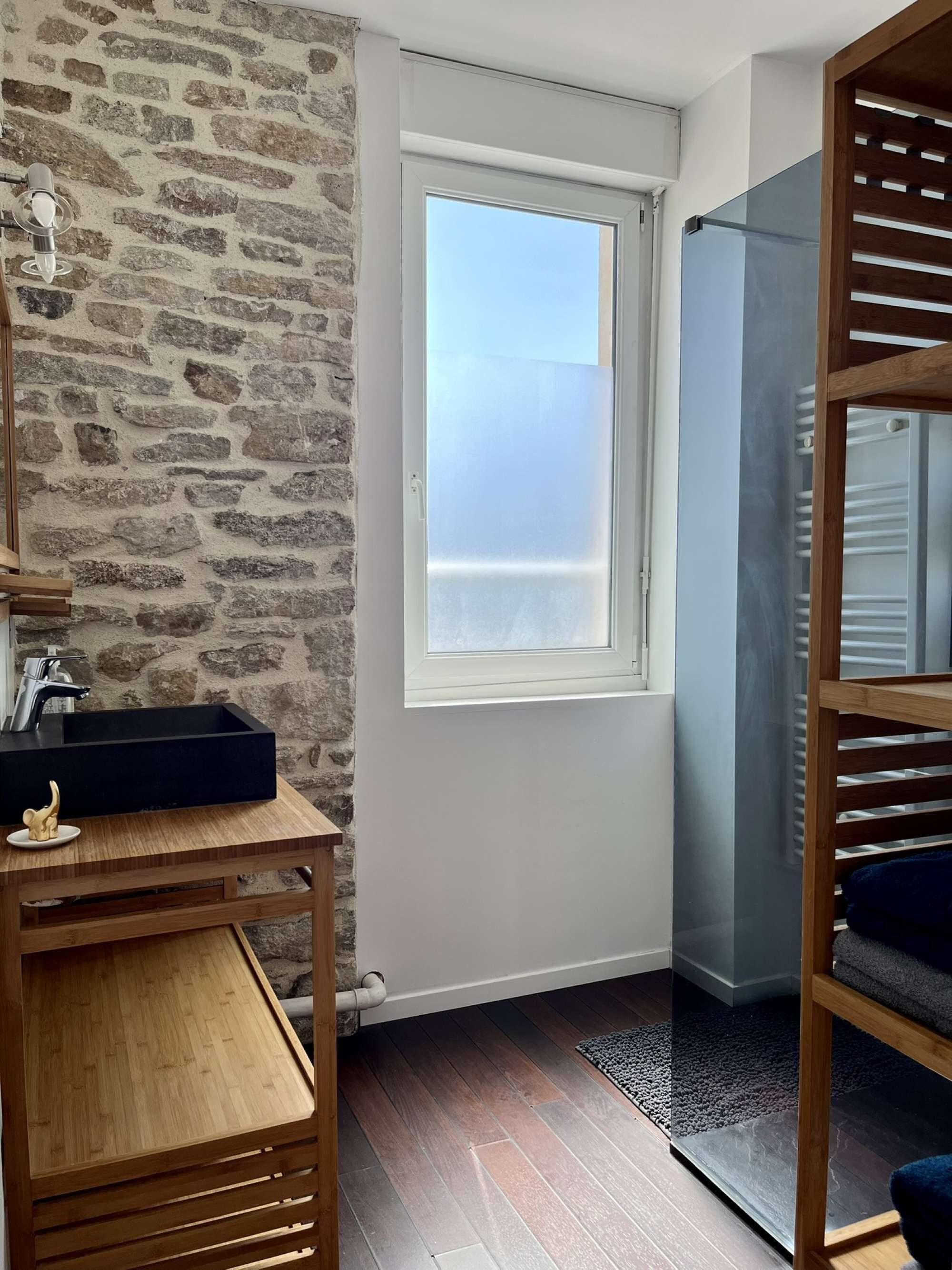 Douche, sèche-cheveux, serviettes fournies