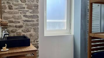 Douche, sĂšche-cheveux, serviettes fournies