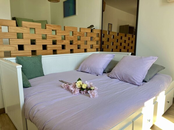 2 bedrooms, iron/ironing board, WiFi, bed sheets