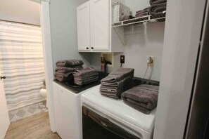 Sèche-cheveux, serviettes fournies, savon, papier toilette