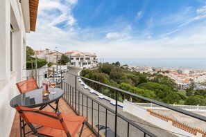 Outdoor dining - Nazaré Luzimar Duplex - Sea View (Nazaré)