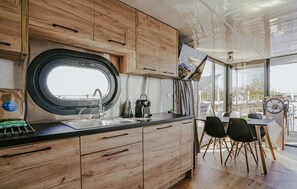 Refrigerador, parrilla de estufa y cafetera y tetera 