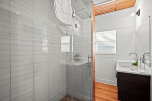 Shower, hair dryer, towels, soap - Private East Austin Estate - Heated Pool - 4BR/4BA (Austin)