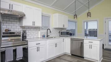 Fridge, microwave, stovetop, dishwasher