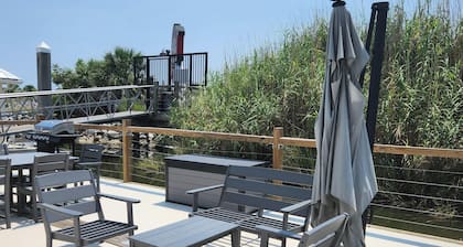 The View! Hidden Gem! Pristine! Quiet Retreat! Charming! Go fish! Dock a boat!