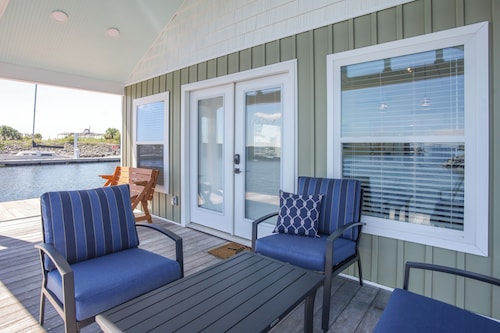 The View! Hidden Gem! Pristine! Quiet Retreat! Charming! Go fish! Dock a boat!