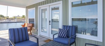 The View! Hidden Gem! Pristine! Quiet Retreat! Charming! Go fish! Dock a boat!