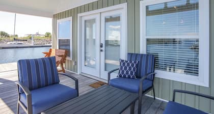 The View! Hidden Gem! Pristine! Quiet Retreat! Charming! Go fish! Dock a boat!