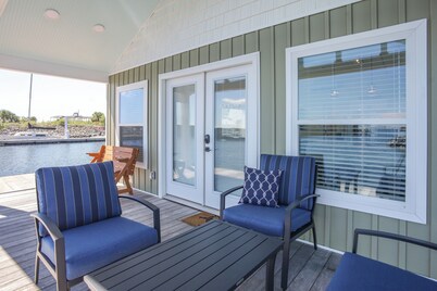 The View! Hidden Gem! Pristine! Quiet Retreat! Charming! Go fish! Dock a boat!