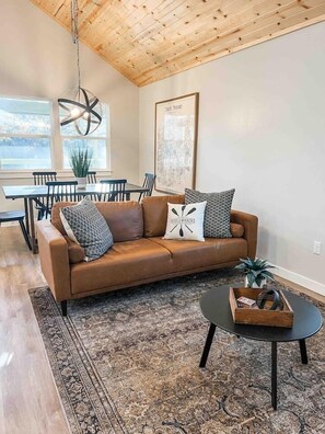 Smart TV - Paddlewhack Cabin 2 - FlyBridge (Jefferson)