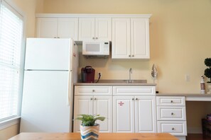 Microwave - Cozy 1-bedroom, mini suite, Sunset Beach (Sunset Beach)