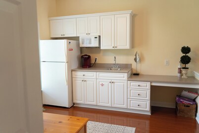 Cozy 1-bedroom, mini suite, Sunset Beach