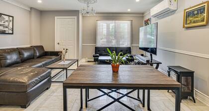 Pet-Friendly Valley Stream Duplex - 1 Mi to Mall!