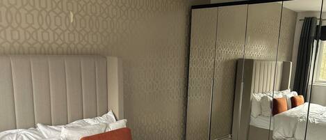 2 habitaciones, tabla de planchar con plancha, wifi y ropa de cama