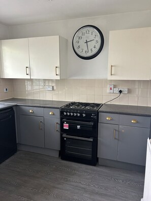 Micro-ondas, fogão, lava-louças