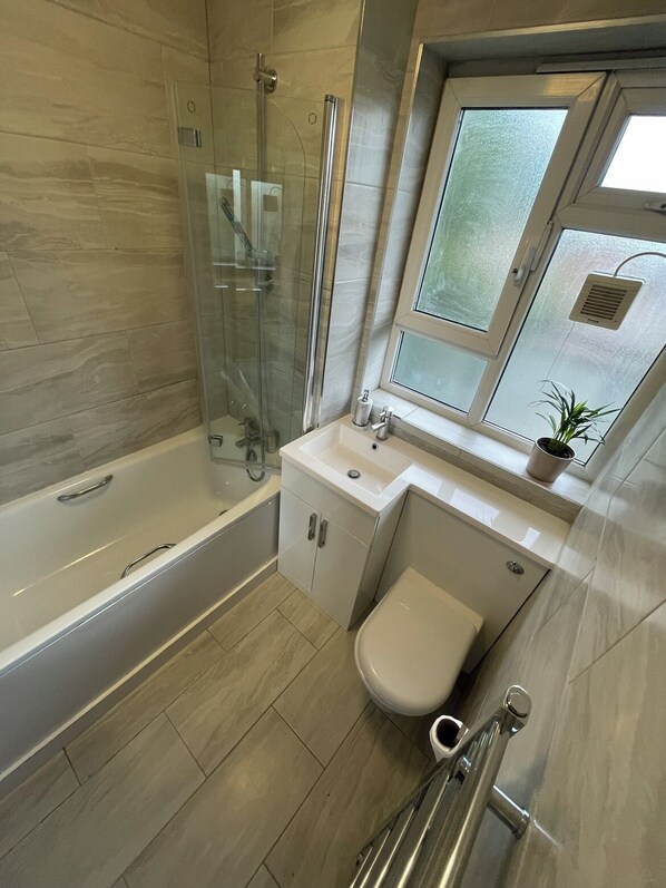 Asciugamani, sapone, shampoo, carta igienica