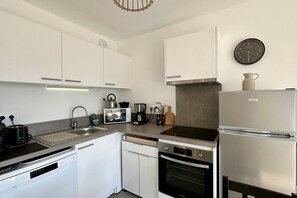 Microwave, oven, dishwasher, coffee/tea maker