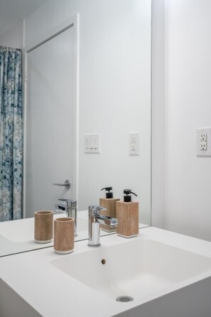 Haartrockner, Handtücher, Seife, Shampoo