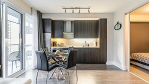 A modern apartment with a dining area, kitchen, and a bed. - GLOBALSTAY. Stylish 1 Bedroom in Downtown Toronto (Toronto/Canada)