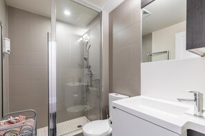 Dusche, Haartrockner, Handtücher, Seife