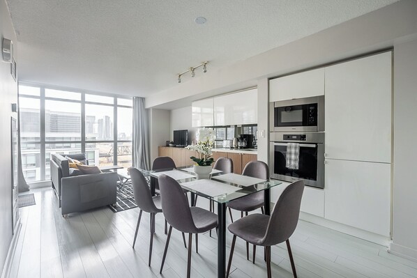 Een koelkast, een microgolfoven, een oven, een kookplaat