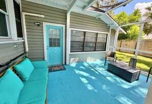Terrace/patio - Large studio in the charming Tarpon Springs Docks with WiFi, AC.  (Tarpon Springs)