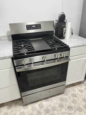 Een koelkast, een magnetron, een oven, een kookplaat