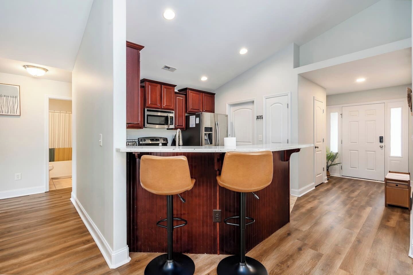 Een koelkast, een magnetron, een oven, een kookplaat