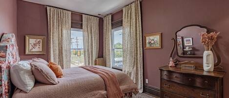 4 bedrooms, desk, iron/ironing board, free WiFi