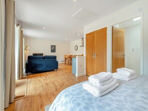 1 bedroom, bed sheets