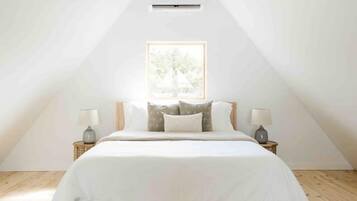 2 makuuhuonetta, työpöytä, silitysrauta/-lauta, vauvan matkasänky