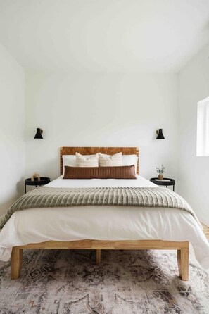 2 soverom, skrivebord, strykejern/-brett og reiseseng for barn