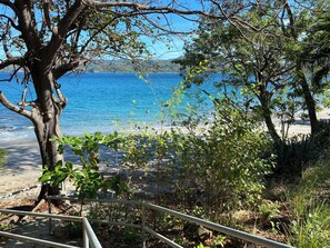 På stranden, solsenger og strandhåndklær
