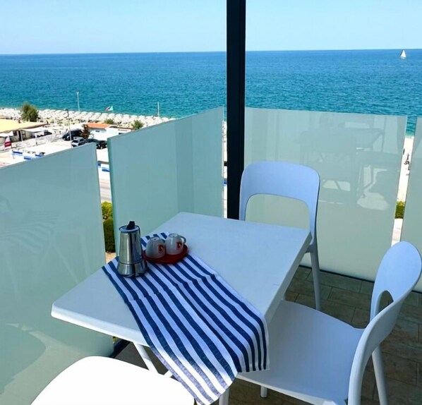 Outdoor dining - M413 - Marcelli, four-room beachfront apartment with view and private beach (Marcelli di Numana)